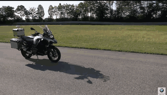 宝马公司打造了一辆自动驾驶的摩托车，用于改善安全系统