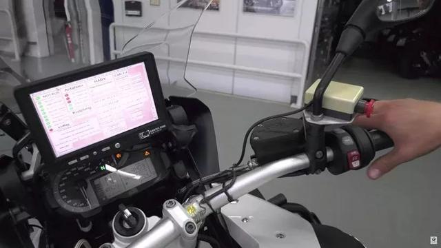 宝马公司打造了一辆自动驾驶的摩托车，用于改善安全系统