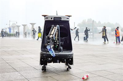 全国首例郑州造环卫机器人上岗 能识别并捡拾垃圾