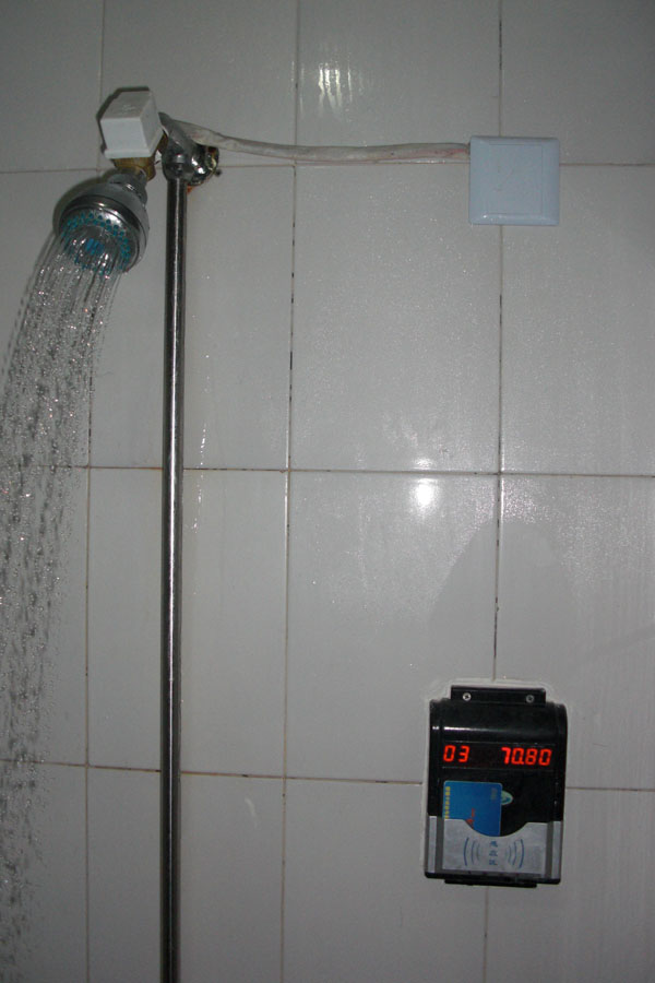 淋浴节水器IC卡水控机洗浴打卡控水器